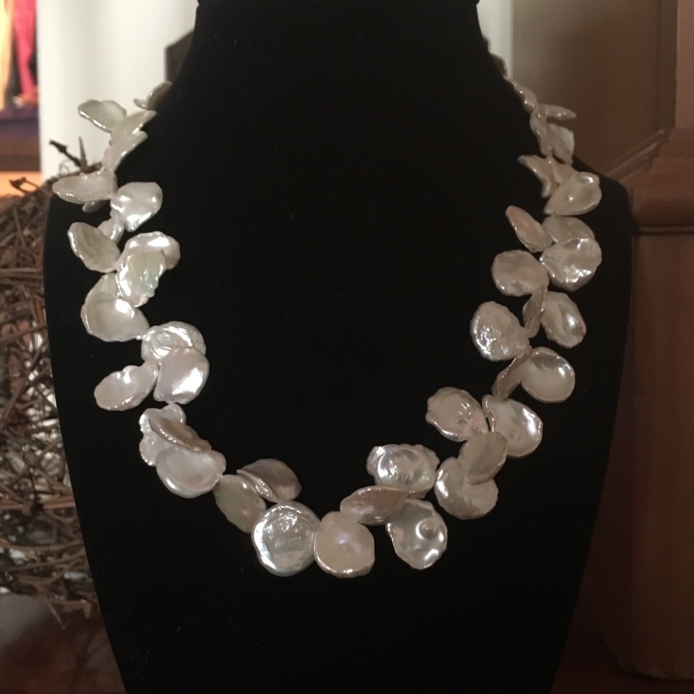 Fresh water pearl necklace w 14k gold clasp
